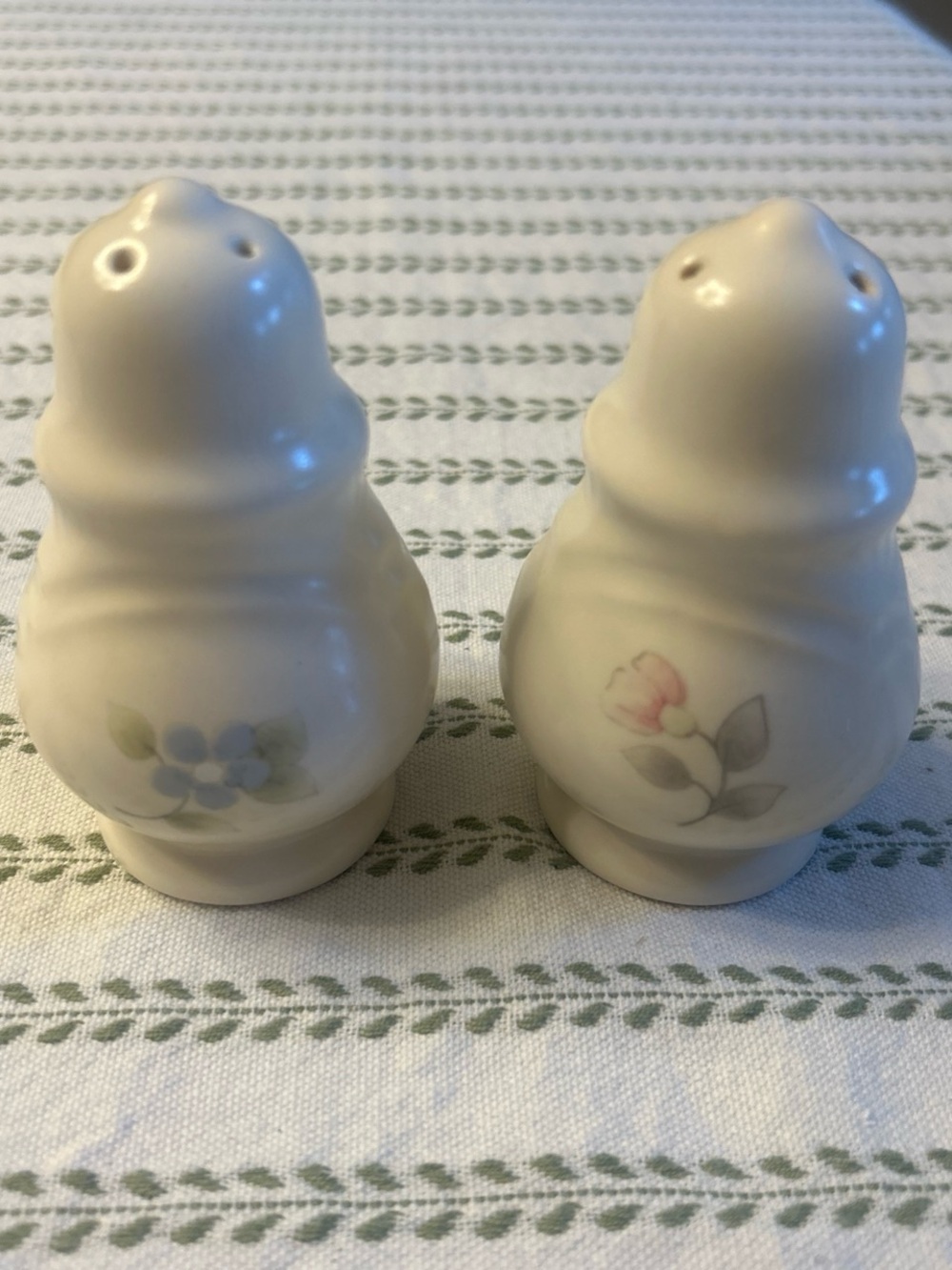 Pfaltzgraff Tea Rose Salt and Pepper Shaker Set